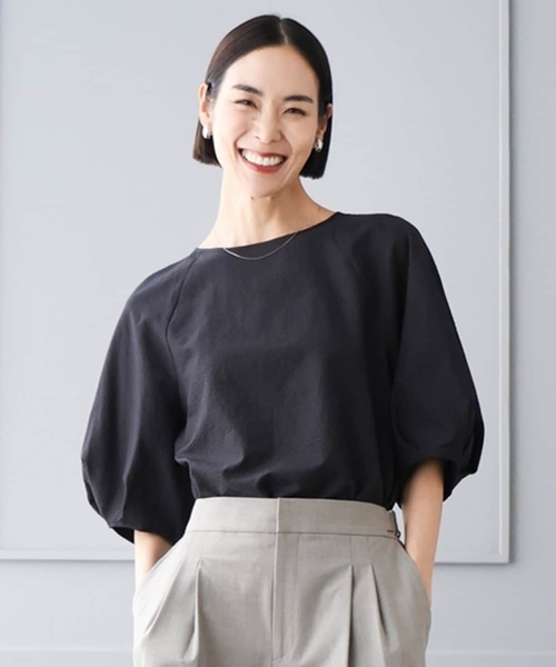 MICHEL KLEIN（ミッシェル・クラン）の「パフスリーブブラウス（シャツ/ブラウス・レディース・ダークインディゴブルー/ネイビー/ライトグレー/ブラック/ベージュ・38）」の2枚目の写真