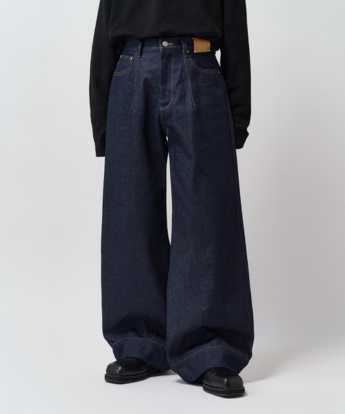 Lui's(ルイス)の「【Neucon】FRONT PATCH WIDE-LEG JEANS / フロントパッチワイドレッグデニムパンツ / セットアップ対応(デニムパンツ・メンズ・インディゴブルー/ブラック・1/2)」の1枚目の写真