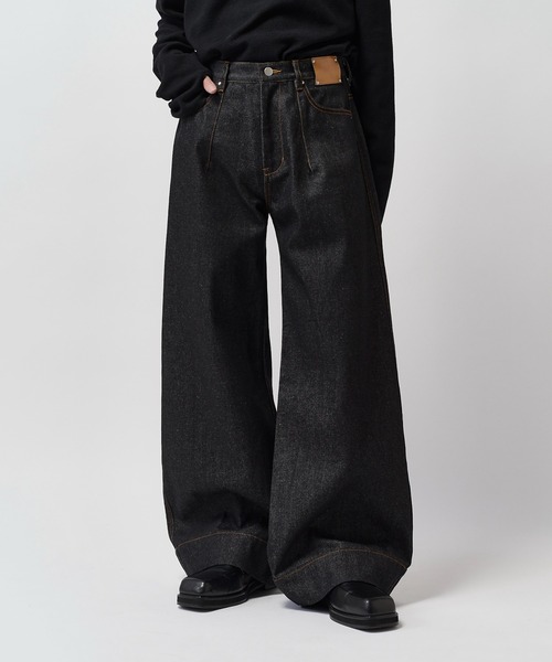 Lui's(ルイス)の「【Neucon】FRONT PATCH WIDE-LEG JEANS / フロントパッチワイドレッグデニムパンツ / セットアップ対応(デニムパンツ・メンズ・インディゴブルー/ブラック・1/2)」の2枚目の写真