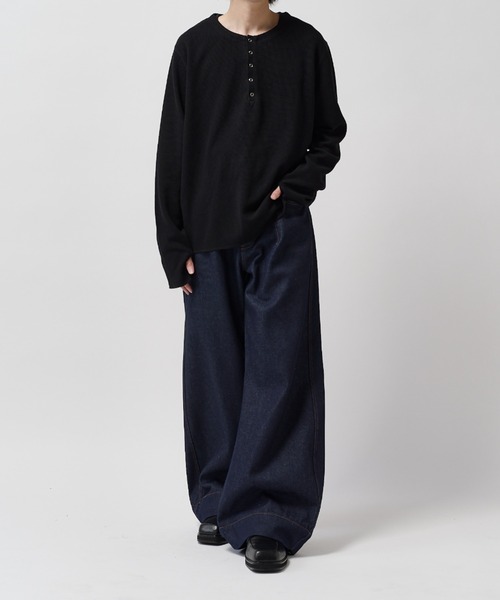 Lui's(ルイス)の「【Neucon】FRONT PATCH WIDE-LEG JEANS / フロントパッチワイドレッグデニムパンツ / セットアップ対応(デニムパンツ・メンズ・インディゴブルー/ブラック・1/2)」の7枚目の写真