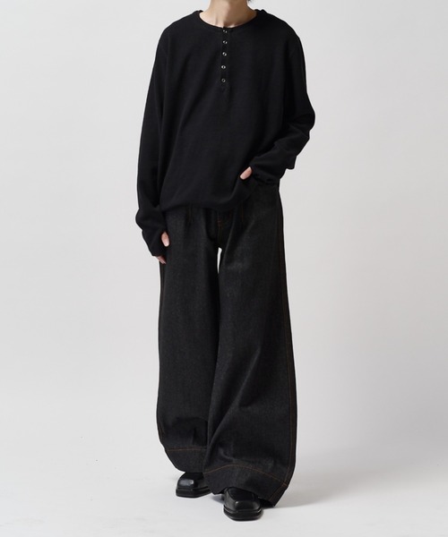 Lui's(ルイス)の「【Neucon】FRONT PATCH WIDE-LEG JEANS / フロントパッチワイドレッグデニムパンツ / セットアップ対応(デニムパンツ・メンズ・インディゴブルー/ブラック・1/2)」の12枚目の写真