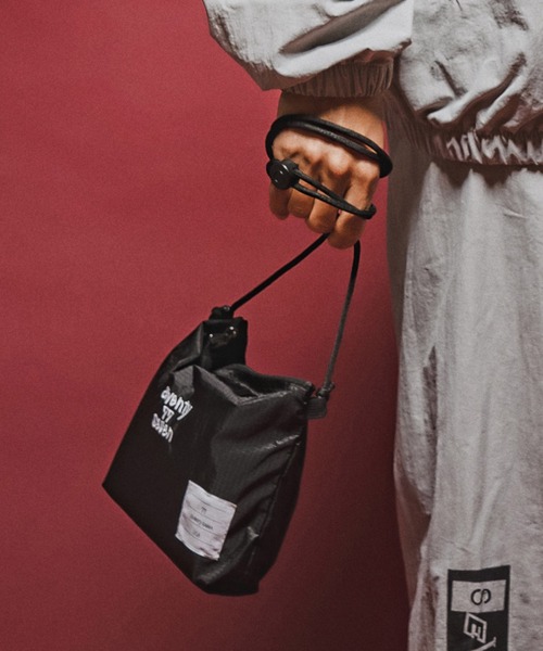 seventy seven（セブンティセブン）の「mko13773- nylon rip stop shoulder bag サコッシュ(7726W340)（ショルダーバッグ・メンズ・ホワイト/ネイビー/ブラック×ホワイト/ブラック×ゴールド・FREE）」の11枚目の写真