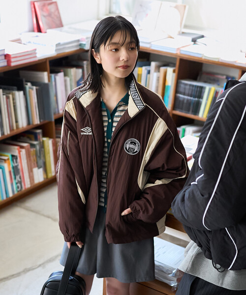 FREAK'S STORE(フリークスストア)の「UMBRO × FREAK'S STORE/アンブロ 別注 Padding Track Jacket/別注 パディング トラックジャケット/中綿トラックジャケット(その他アウター・レディース・ナチュラル/ダークブラウン/ブラウン・フリ-)」の4枚目の写真
