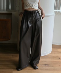 WILLFULLY（ウィルフリー）の「soft synthetic leather relaxed tuck PT（その他パンツ）」