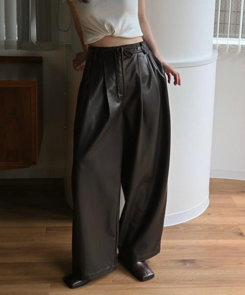 WILLFULLY(ウィルフリー)の「soft synthetic leather relaxed tuck PT(その他パンツ・レディース・ブラウン/ライラック/ブラック・M/S)」の4枚目の写真