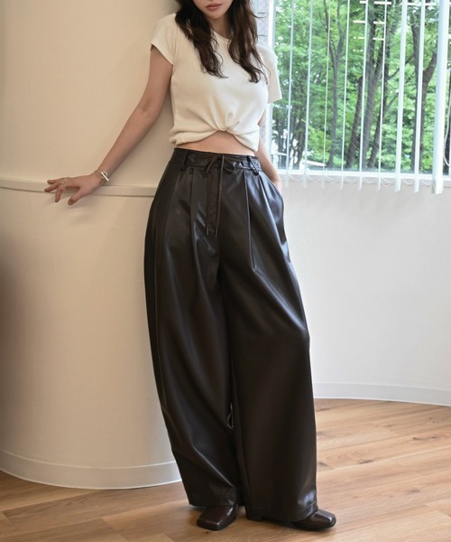 WILLFULLY(ウィルフリー)の「soft synthetic leather relaxed tuck PT(その他パンツ・レディース・ブラウン/ライラック/ブラック・M/S)」の5枚目の写真