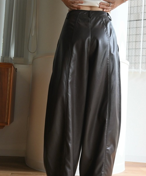 WILLFULLY(ウィルフリー)の「soft synthetic leather relaxed tuck PT(その他パンツ・レディース・ブラウン/ライラック/ブラック・M/S)」の6枚目の写真