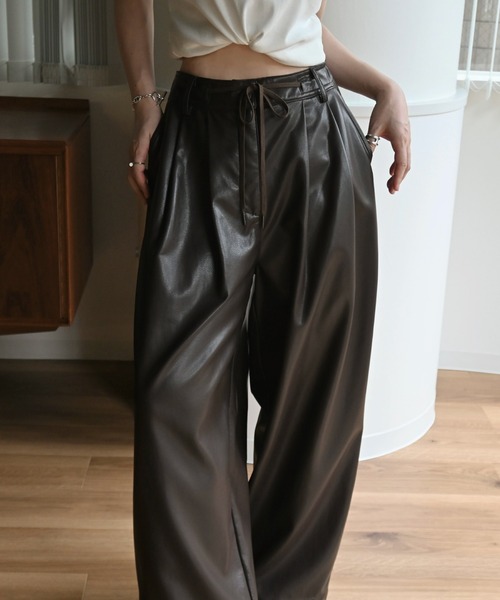 WILLFULLY(ウィルフリー)の「soft synthetic leather relaxed tuck PT(その他パンツ・レディース・ブラウン/ライラック/ブラック・M/S)」の8枚目の写真
