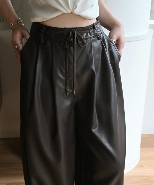 WILLFULLY(ウィルフリー)の「soft synthetic leather relaxed tuck PT(その他パンツ・レディース・ブラウン/ライラック/ブラック・M/S)」の9枚目の写真