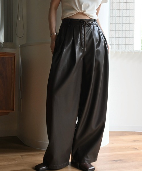 WILLFULLY(ウィルフリー)の「soft synthetic leather relaxed tuck PT(その他パンツ・レディース・ブラウン/ライラック/ブラック・M/S)」の11枚目の写真