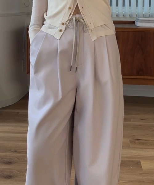 WILLFULLY(ウィルフリー)の「soft synthetic leather relaxed tuck PT(その他パンツ・レディース・ブラウン/ライラック/ブラック・M/S)」の13枚目の写真