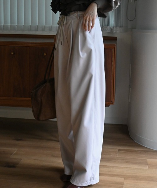 WILLFULLY(ウィルフリー)の「soft synthetic leather relaxed tuck PT(その他パンツ・レディース・ブラウン/ライラック/ブラック・M/S)」の16枚目の写真