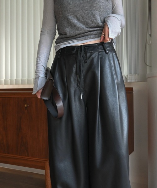 WILLFULLY(ウィルフリー)の「soft synthetic leather relaxed tuck PT(その他パンツ・レディース・ブラウン/ライラック/ブラック・M/S)」の17枚目の写真