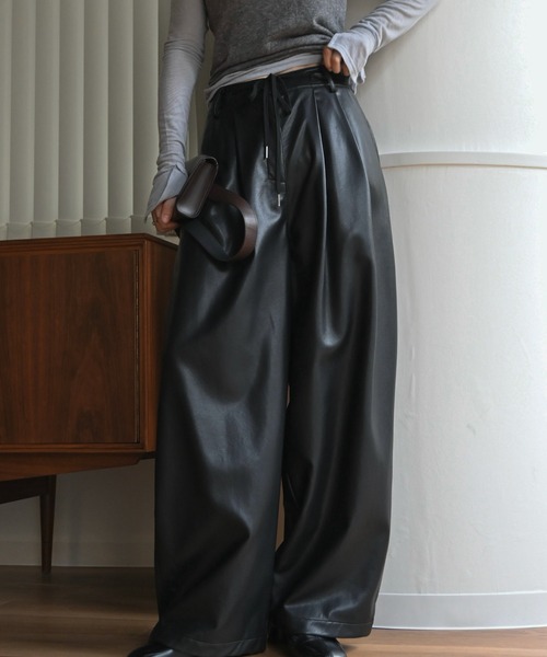 WILLFULLY(ウィルフリー)の「soft synthetic leather relaxed tuck PT(その他パンツ・レディース・ブラウン/ライラック/ブラック・M/S)」の18枚目の写真