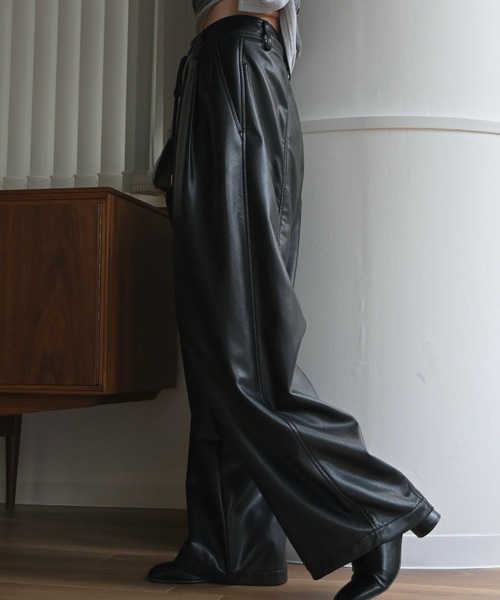 WILLFULLY(ウィルフリー)の「soft synthetic leather relaxed tuck PT(その他パンツ・レディース・ブラウン/ライラック/ブラック・M/S)」の19枚目の写真