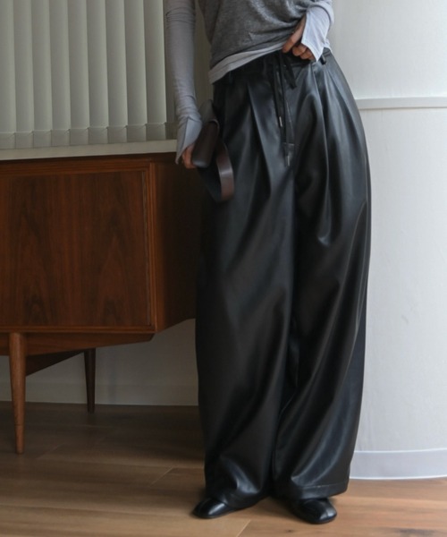 WILLFULLY(ウィルフリー)の「soft synthetic leather relaxed tuck PT(その他パンツ・レディース・ブラウン/ライラック/ブラック・M/S)」の20枚目の写真