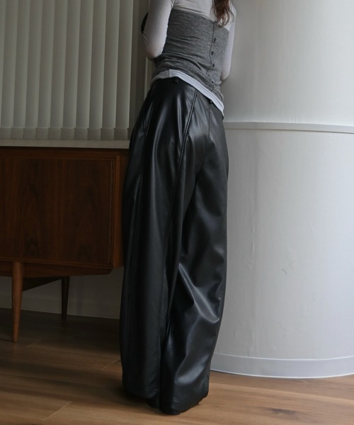 WILLFULLY(ウィルフリー)の「soft synthetic leather relaxed tuck PT(その他パンツ・レディース・ブラウン/ライラック/ブラック・M/S)」の21枚目の写真