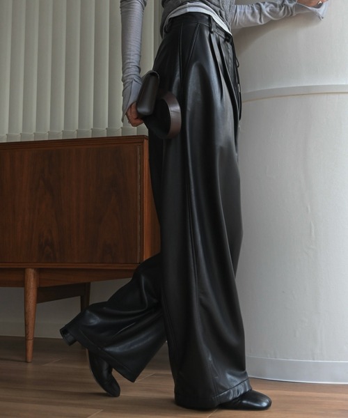 WILLFULLY(ウィルフリー)の「soft synthetic leather relaxed tuck PT(その他パンツ・レディース・ブラウン/ライラック/ブラック・M/S)」の22枚目の写真