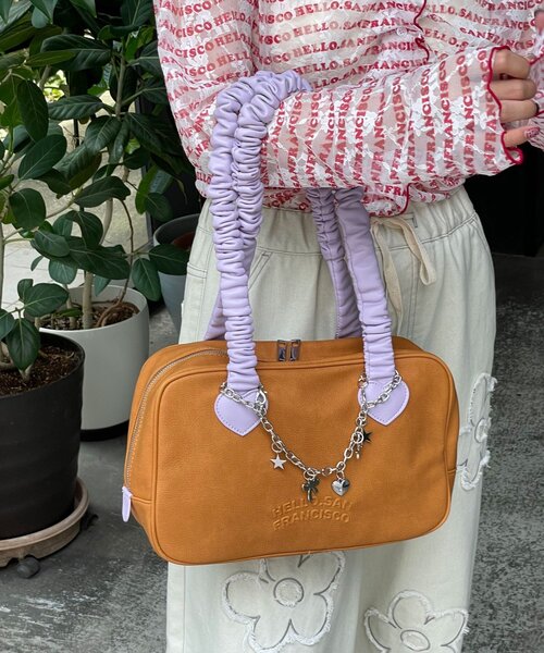 HELLO.SANFRANCISCO(ハローサンフランシスコ)の「【HELLO.SANFRANCISCO/ハローサンフランシスコ】チャーム付きギャザーハンドルボストン(トートバッグ・レディース・レッド/ブラウン・ONE SIZE)」の11枚目の写真