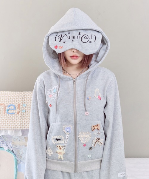 rumnel:(ルムネル)の「アイマスク付き裏起毛デコスウェットパーカー / Deco Fleece-Lined Hoodie with Eye Mask(パーカー・レディース・ブラック/ピンク/グレー・FREE)」の2枚目の写真