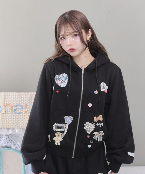 rumnel:(ルムネル)の「アイマスク付き裏起毛デコスウェットパーカー / Deco Fleece-Lined Hoodie with Eye Mask(パーカー・レディース・ブラック/ピンク/グレー・FREE)」の1枚目の写真