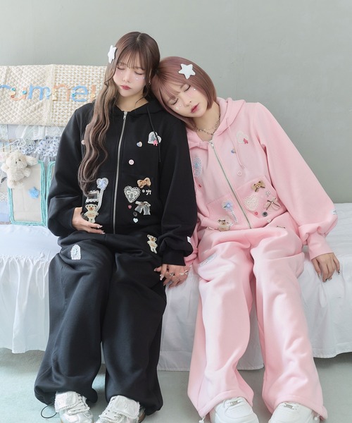 rumnel:(ルムネル)の「アイマスク付き裏起毛デコスウェットパーカー / Deco Fleece-Lined Hoodie with Eye Mask(パーカー・レディース・ブラック/ピンク/グレー・FREE)」の6枚目の写真