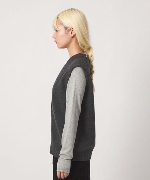 BEAUTY&YOUTH UNITED ARROWS(ビューティーアンドユースユナイテッドアローズ)の「ウールカシミヤブレンド アクア ニットベスト(ニット/セーター・レディース・オフホワイト/ダークグレー/ダークブラウン・FREE)」の17枚目の写真
