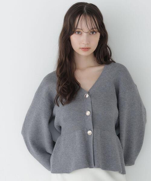 NATURAL BEAUTY BASIC(ナチュラルビューティーベーシック)の「〈WEB限定〉ペプラムフォルムカーディガン(カーディガン/ボレロ・レディース・ブラック/グレー/バーガンディー・FREE)」の1枚目の写真
