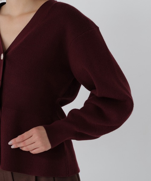 NATURAL BEAUTY BASIC(ナチュラルビューティーベーシック)の「〈WEB限定〉ペプラムフォルムカーディガン(カーディガン/ボレロ・レディース・ブラック/グレー/バーガンディー・FREE)」の4枚目の写真