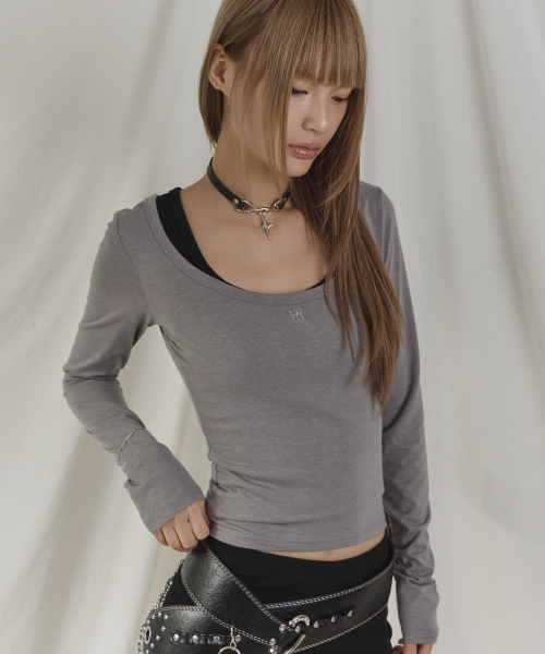 KRUXH(クルクス)の「シンボル刺繍ワイドネックロングスリーブ アッシュチャコール(Tシャツ/カットソー・レディース・その他・FREE)」の2枚目の写真