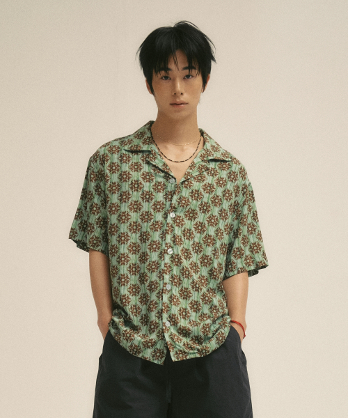 VILLA RAY（ヴィラ・レイ）の「ヴィンテージフォレスト メンズ ビスコースシャツ（シャツ/ブラウス・メンズ・その他・LARGE/MEDIUM/X-LARGE）」の2枚目の写真