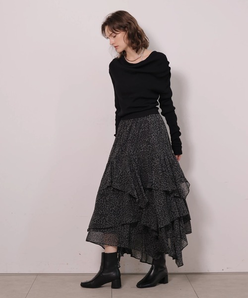 CADUNE(カデュネ)の「ドレープオフショルニット(ニット/セーター・レディース・ブラック/チャコールグレー/レッド/ホワイト・38)」の11枚目の写真