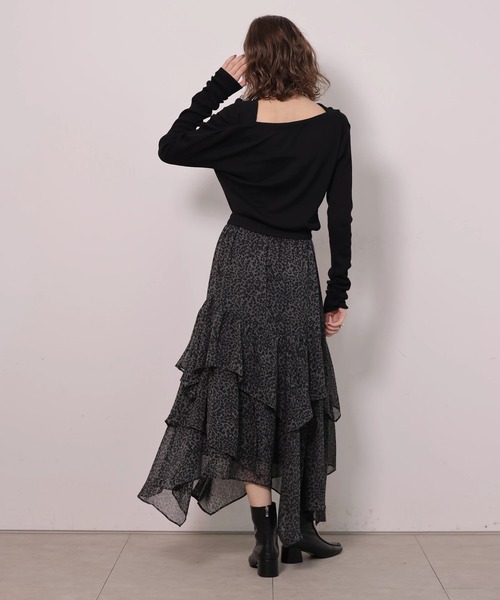 CADUNE(カデュネ)の「ドレープオフショルニット(ニット/セーター・レディース・ブラック/チャコールグレー/レッド/ホワイト・38)」の15枚目の写真