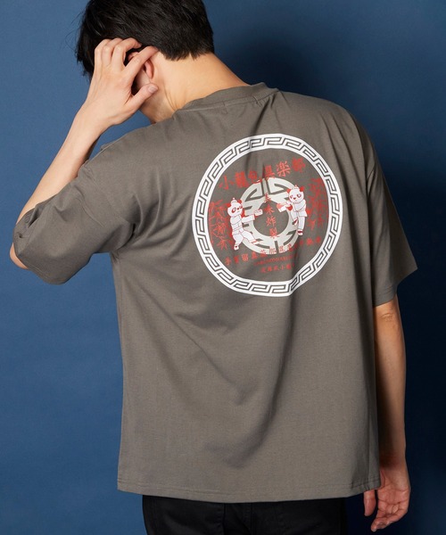 unrelaxing（アンリラクシング）の「ヴィンテージライク 古着風 綿100％ピグメント加工TプリントTシャツ（Tシャツ/カットソー・メンズ・ブラック/ホワイト/グレー/ブルー/カーキ/オレンジ/ブラウン/レッド/ネイビー/ピンク/チャコールグレー/ベージュ/インディゴブルー/チャコール/ライトブルー/ライトグリーン/ライム/ワイン/パープル/レッド系その他2/ブルー系その他3/ブルー系その他2/ホワイト系その他3/ホワイト系その他4/ホワイト系その他/ブラック系その他/ピンク系その他2/ブラック系その他2/ホワイト系その他2/グレー系その他2/グレー系その他4/レッド系その他3/レッド系その他/レッド系その他4/ブラック系その他4/ブルー系その他4/ピンク系その他/ピンク系その他4/ブラック系その他3/グレー系その他3/ピンク系その他3/グレー系その他/ブルー系その他/ベージュ系その他3/ブルー系その他5/レッド系その他5/ベージュ系その他4/ベージュ系その他/ベージュ系その他2/グリーン系その他3/グリーン系その他4/パープル系その他3/ブルー系その他6/パープル系その他2/パープル系その他4/グリーン系その他2/グリーン系その他/その他1/その他2/その他3/パープル系その他/その他7/その他6/その他5/ブラウン系その他/その他4/タン/モカ/ミント/ホワイト×エメラルドグリーン/ホワイト×グレー/ブラック×ブラック/アッシュブラウン/ライトブラウン/ブラック×ブルー/ホワイト×レッド/エメラルド/ホワイト×グリーン/ライトベージュ/ウィート/クリアブラウン/ブラック×グリーン/ブラック×レッド/オートミール/セージグリーン/ブラックミックス/ホワイト×ブラック/クリアグリーン/ブルー系その他7/LT.Blue/アクア/スミクロ/グリーン/ダークブルー/レディッシュグレー/ピンク系その他5/ダークブラック/ピンクベージュ/ライトブラック/スモークピンク/ブルーグラス/サックスブルー/ブラック×ホワイト/ライトグレー/アッシュグレー/スカイブルー/クリアブラック/ダークインディゴブルー/シルバーグレー/クリアブルー/ブラック系その他5/ブラック系その他6/ブラック系その他7/その他10/ベージュ系4/ベージュ系5/ベージュ系2/ベージュ系3/ベージュ系/ベージュ系1/ブラウン系8/ブラウン系9/ブラウン系6/ブラウン系7/ブラウン系4/ブラウン系5/ブラウン系2/ブラウン系3/ブラウン系/ブラウン系1/その他25/その他26/その他23/その他24/その他19/その他16/その他17/その他21/その他22/その他20/その他18/その他15/その他13/その他12/その他14/その他11/ベージュ系6/その他28/その他27/ブラック×シルバー/ブラック系5/ブラック系6/ブラック系7/ブラック系8/その他29/A/ブラック系2/ブラック系4/ブラック×ゴールド/ブラック系1/ブラック系3/ベージュ系8/ベージュ系7/ベージュ系9/ダークブラウン系7/ダークブラウン系6/ダークブラウン系5/ダークブラウン系4/ダークブラウン系3/ダークブラウン系2/ベージュ系その他6/ベージュ系その他7/ダークブラウン系1・X-LARGE/SMALL/LARGE/X-SMALL/MEDIUM/3/2）」の15枚目の写真