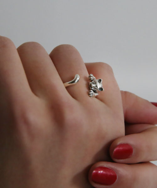 ROYAL ORDER(ロイヤルオーダー)の「KITTEN RING w/ DIAMOND EYES(リング・レディース・シルバー・16号 US-8/14号 US-7/10号 US-5/13号 US-6h/8号 US-4/15号 US-7h/18号 US-9/12号 US-6)」の1枚目の写真