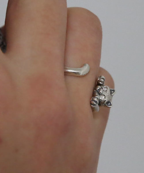 ROYAL ORDER(ロイヤルオーダー)の「KITTEN RING w/ DIAMOND EYES(リング・レディース・シルバー・16号 US-8/14号 US-7/10号 US-5/13号 US-6h/8号 US-4/15号 US-7h/18号 US-9/12号 US-6)」の3枚目の写真
