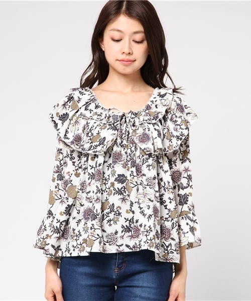 Re:EDIT（リエディ）の「[シーズンムード高まる花柄]フリルカラー花柄ブラウストップス/シャツ・ブラウス[リエディ]（シャツ/ブラウス・レディース・ホワイト/マスタード・MEDIUM）」の3枚目の写真