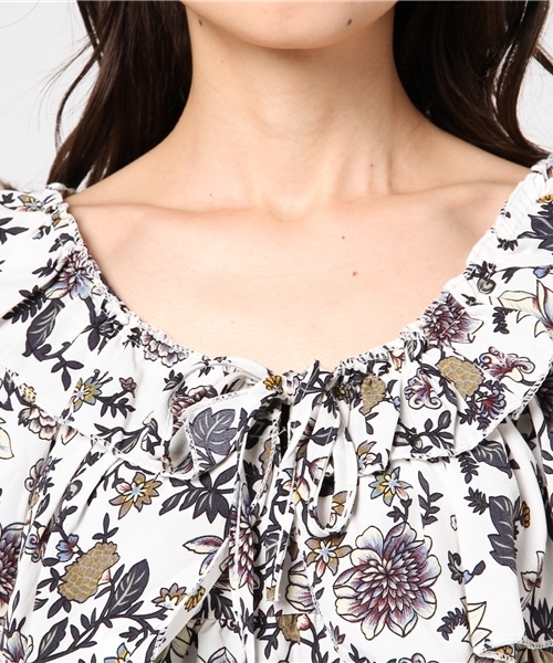 Re:EDIT（リエディ）の「[シーズンムード高まる花柄]フリルカラー花柄ブラウストップス/シャツ・ブラウス[リエディ]（シャツ/ブラウス・レディース・ホワイト/マスタード・MEDIUM）」の6枚目の写真