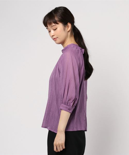 NATURAL BEAUTY BASIC（ナチュラルビューティーベーシック）の「ドビーストライプボリュームブラウス（シャツ/ブラウス・レディース・ブラック/オフホワイト/ラベンダー・SMALL/MEDIUM）」の4枚目の写真