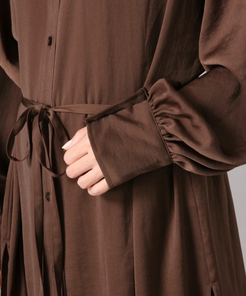 LOWRYS FARM(ローリーズファーム)の「サテンバンドカラーチュニック 860708(シャツ/ブラウス・レディース・ブラウン/ブルー/アイボリー・FREE)」の12枚目の写真