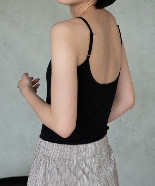 Aunt Marie's（アントマリーズ）の「【カップ付き】バックオープンキャミソール/AUNT MARIE'S（キャミソール・レディース・ブラック/ナチュラル/カーキ/ダークブラウン・FREE）」の2枚目の写真