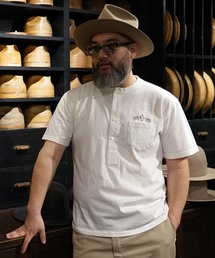 THE FAT HATTER（ザ ファット ハッター）の「PACK T-Shirt / Henry Neck LOGO  パックTシャツ　ヘンリーネック ロゴ　/ THE FAT HATTER GOODS（Tシャツ/カットソー・レディース）」