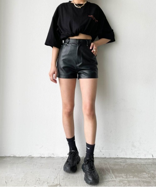 SHAGGIE（シャギー）の「フェイクレザーショートパンツ（その他
