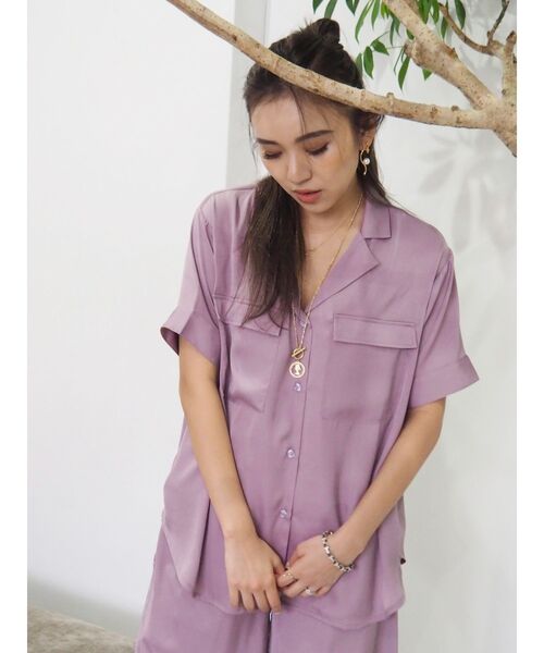 EVRIS（エヴリス）の「オープンカラーサテンシャツ【セットアップ着用可能】（シャツ/ブラウス・レディース・パープル/ブラック/ベージュ/カーキ・FREE）」の4枚目の写真