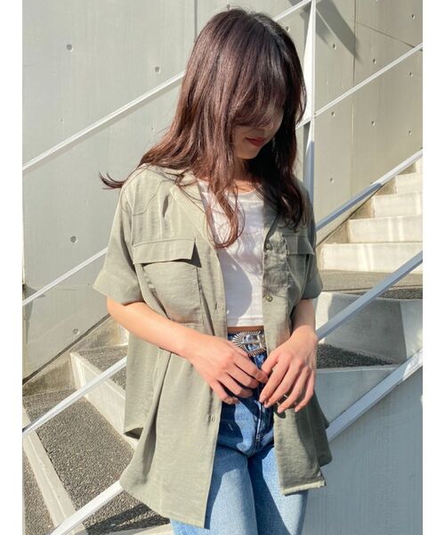 EVRIS（エヴリス）の「オープンカラーサテンシャツ【セットアップ着用可能】（シャツ/ブラウス・レディース・パープル/ブラック/ベージュ/カーキ・FREE）」の3枚目の写真