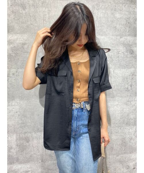 EVRIS（エヴリス）の「オープンカラーサテンシャツ【セットアップ着用可能】（シャツ/ブラウス・レディース・パープル/ブラック/ベージュ/カーキ・FREE）」の2枚目の写真