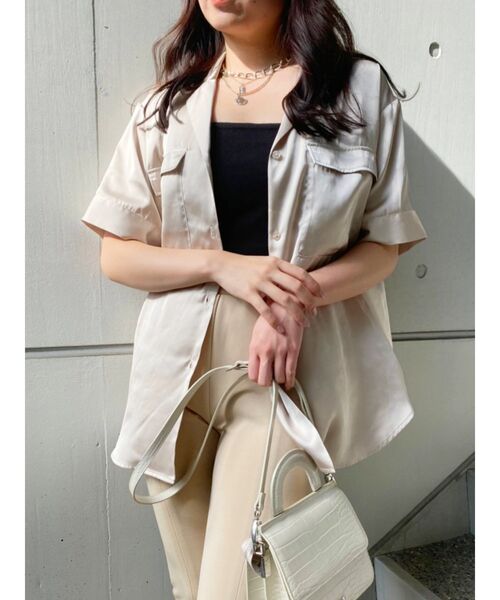 EVRIS（エヴリス）の「オープンカラーサテンシャツ【セットアップ着用可能】（シャツ/ブラウス・レディース・パープル/ブラック/ベージュ/カーキ・FREE）」の5枚目の写真