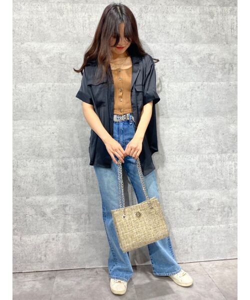 EVRIS（エヴリス）の「オープンカラーサテンシャツ【セットアップ着用可能】（シャツ/ブラウス・レディース・パープル/ブラック/ベージュ/カーキ・FREE）」の16枚目の写真