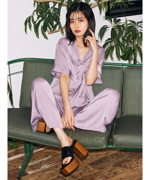 EVRIS（エヴリス）の「オープンカラーサテンシャツ【セットアップ着用可能】（シャツ/ブラウス・レディース・パープル/ブラック/ベージュ/カーキ・FREE）」の15枚目の写真