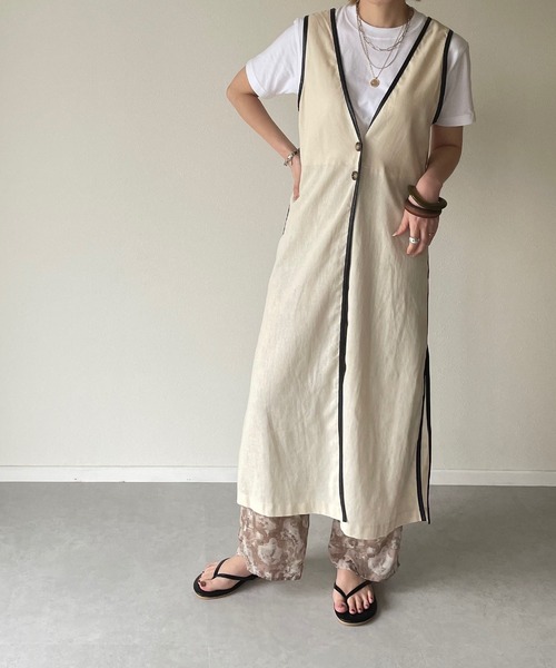 y/m by misato（イムバイミサト）の「リネンミックスパイピングロングジレ（ベスト・レディース・ベージュ/オフホワイト・FREE）」の2枚目の写真